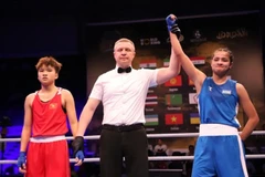 Luu Thi Ngoc Hà (Vietnam) (à gauche) s’incline face à Alimkhanova Raykhona (Zambie) en demi-finale des moins de 15 ans (-43 kg) et remporte ainsi le bronze aux Championnats d’Asie de boxe U15 et U17 2025. Photo: Asianboxxing