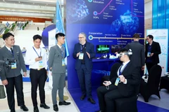Les délégués visitent l’espace d’exposition technologique des Nations Unies lors de la cérémonie d’ouverture de la Convention de Hanoi. Photo : VNA