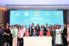 Signature du protocole d'accord pour lancer le programme de partenariat «Santé oculaire au Vietnam», le 25 octobre. Photo : MSA