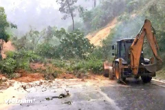 Un glissement de terrain a bloqué l'autoroute Hô Chi Minh traversant la commune de Phuoc Nang, à Dà Nang. Photo : VietnamPlus