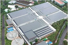 Les panneaux solaires sur les toits de l'usine d'épuration des eaux du canal Tham Luong-Bên Cat. Photo: sggp.org.vn