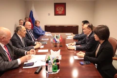 Lors de la rencontre entre le ministre des Affaires étrangères par intérim Lê Hoai Trung (deuxième à droite) et le ministre russe des Affaires étrangères, Sergueï Lavrov (deuxième à gauche) à New York, le 24 septembre. Photo : VNA