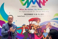 Pham Minh Toan, représentant du comité d'organisation, informe le public du Festival international de musique et d’arts du Vietnam. Photo : thanhnien.vn