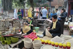 Les produits artisanaux traditionnels des trois capitales (Thang Long, Huê et Hoa Lu) seront présentés au Temple de la Littérature. Photo: hanoimoi.vn