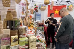 Des visiteurs au pavillon de l’Office du commerce du Vietnam au 8e Salon de l’alimentation de Hong Kong, en Chine. Photo: VNA