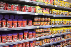 Dans un rayon de supermarché. Les principaux produits agricoles vietnamiens exportés en Algérie comprennent le café, les noix de cajou, le poivre, le riz, la noix de coco séchée et certains produits aquatiques. Photo: VNA