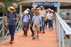 Un groupe de touristes d'affaires indiens au Vietnam. Photo : VNA