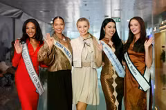 Miss Monde 2021, Karolina Bielawska (centre), avec des candidates internationales arrivant au Vietnam pour la 73e édition du concours Miss Monde. Photo: Comité d'organisation