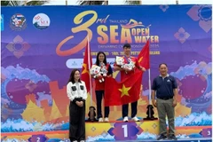 Une nouvelle médaille d'or pour l’équipe vietnamienne lors de la dernière journée de compétition des Championnats d'Asie du Sud-Est de natation en eau libre 2025. Photo: Association vietnamienne des sports aquatiques