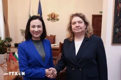 La présidente de l’Assemblée nationale de Bulgarie, Nataliya Kiselova (à droite) serre la main de l’ambassadrice du Vietnam, Nguyên Thi Minh Nguyêt. Photo : VNA