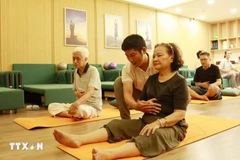 Des personnes âgées participent à des activités dans un centre de jour pour seniors. Photo : VNA