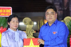 Ngô Minh Hai, secrétaire de l'Union de la jeunesse communiste Hô Chi Minh de la ville, président de l'Union de la jeunesse vietnamienne de Hô Chi Minh-Ville, remet des portraits aux familles des soldats tombés au combat. Photo : muctim.tuoitre.vn