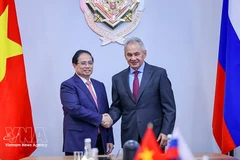 Le Premier ministre vietnamien Pham Minh Chinh (à gauche) et le secrétaire du Conseil de sécurité de la Fédération de Russie, Sergueï Choïgou, se serrent la main, à Moscou, le 24 mars. Photo : VNA