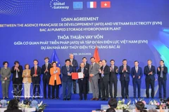 Le vice-Premier ministre Hô Duc Phoc et le commissaire européen aux Partenariats internationaux, Jozef Síkela, assistent à la cérémonie de signature de l'accord de prêt entre l'Agence française de développement (AFD) et le groupe EVN pour le projet de centrale hydroélectrique à accumulation par pompage de Bac Ai. Photo : VNA