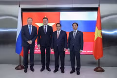 Le Premier ministre Pham Minh Chinh (deuxième à partir de la droite), le vice-Premier ministre russe Alexander Novak (deuxième à partir de la gauche), le vice-Premier ministre vietnamien Bui Thanh Son (à l’extrême droite) et un dirigeant de Zarubezhneft. Photo : baochinhphu.vn