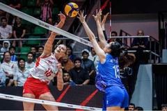 Les joueuses polonaises (en maillot blanc) ont démontré leur supériorité en s’imposant 3-1 face à leurs adversaires vietnamiennes après avoir perdu le premier set. Photo : FIVB