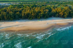 La plage de la commune de Hô Tràm à Hô Chi Minh-Ville est appréciée pour sa beauté sauvage, son sable blanc et fin et son eau bleue claire. Photo: VNP