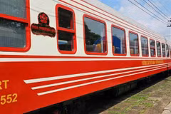 Ce train de luxe, orné du rouge de la fleur du flamboyant, fleur emblématique de Hai Phong, sera mis en service sur la ligne Hanoi-Hai Phong. Photo : VietnamPlusportuaire du Nord.