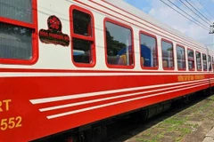 Ce train de luxe, orné du rouge de la fleur du flamboyant, fleur emblématique de Hai Phong, sera mis en service sur la ligne Hanoi-Hai Phong. Photo : VietnamPlusportuaire du Nord.