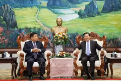 Le secrétaire général et président lao Thongloun Sisoulith et le vice-Premier ministre vietnamien Nguyên Chi Dung (à gauche), lors de leur rencontre à Vientiane, le 9 juillet Photo : VNA
