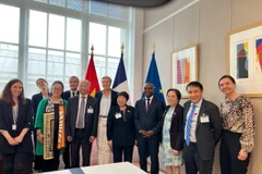 Le ministre délégué auprès du ministre de l’Europe et des Affaires étrangères, chargé de la Francophonie et des Partenariats internationaux, Thani Mohamed-Soilihi (4e à partir de la droite) et la vice-présidente de l’Assemblée nationale du Vietnam, Nguyên Thi Thanh (5e à partir de la droite). Photo: VNA