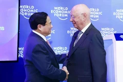 Le Premier ministre Pham Minh Chinh (à gauche) et le fondateur et président exécutif du Forum économique mondial (WEF) Klaus Schwab. Photo : VNA