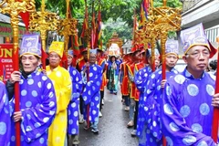 La procession du palanquin avant les compétitions de lutte traditionnelle à Mai Dông. Photo: tapchinongthonmoi.vn