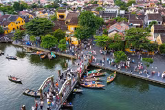 Hôi An, joyau du Centre du Vietnam inscrit à l'UNESCO, est célèbre pour sa vieille ville piétonne aux façades jaunes, ses lanternes colorées, son pont japonais et ses tailleurs sur-mesure. Photo : zingnews.vn