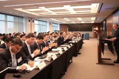 Le vice-Premier ministre permanent Nguyên Hoa Binh s’adresse à une table ronde d’affaires consacrée à l’attraction de capitaux et à la promotion des investissements au Centre financier international du Vietnam (VIFC), le 23 mars. Photo : VNA