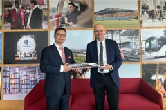 L’ambassadeur du Vietnam en France, Trinh Duc Hai (à gauche) et Diego Diaz, président de SNCF International, filiale de la Société nationale des chemins de fer français (SNCF), à Paris, le 23 mars. Photo difusée par la VNA