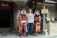 Yasushi Ogura (centre) pose devant le premier café de Lô Lô Chai. Photo : Zingnews