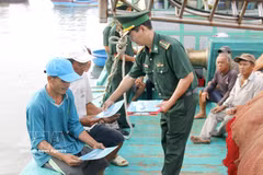 Le poste de garde-frontière de Thanh Hai (commandement provincial des gardes-frontières de Lâm Dông) distribue des pliants aux pêcheurs pour les sensibiliser à la lutte contre la pêche illicite, non déclarée et non réglementée (INN). Photo: VNA