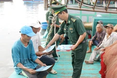 Le poste de garde-frontière de Thanh Hai (commandement provincial des gardes-frontières de Lâm Dông) distribue des pliants aux pêcheurs pour les sensibiliser à la lutte contre la pêche illicite, non déclarée et non réglementée (INN). Photo: VNA