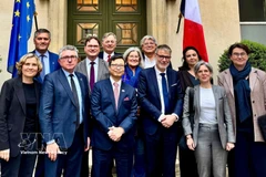 L’ambassadeur du Vietnam en France, Trinh Duc Hai, et le président du groupe d’amitié France - Vietnam à l’Assemblée nationale française, Michel Criaud, posent pour une photo de groupe. Photo : VNA