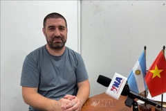 Le journaliste argentin Gastón Fiorda, de la Radio nationale argentine. Photo : VNA