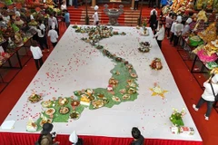 Des plats vietnamiens sont alignés en forme de Vietnam lors de la commémoration du prince Lang Liêu - le septième roi Hùng - le 7 mai dans la ville de Viêt Tri, province de Phu Tho. Photo: gracieuseté des organisateurs