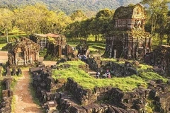 Le site comprend environ 70 ouvrages architecturaux en briques et pierres situés au coeur d'une vallée verdoyante dans la commune de Duy Phu, district de Duy Xuyên, province de Quang Nam. Photo : VNA