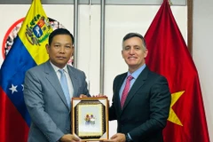 L’ambassadeur du Vietnam au Venezuela, Vu Trung My, offre un cadeau au ministre vénézuélien des Sports, Franklin Cardillo. Photo : gracieuseté de l’ambassade du Vietnam au Venezuela