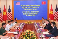 Le vice-ministre vietnamien de la Défense Hoàng Xuân Chiên (à gauche) et le secrétaire adjoint américain à la Défense, John Noh (à droite), lors du 13e dialogue sur la politique de défense entre le Vietnam et les États-Unis. Photo : VNA