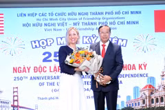 Le vice-président permanent du Conseil populaire de Hô Chi Minh-Ville, guyên Van Tho, offre des fleurs de félicitations à la consule générale des États-Unis à Hô Chi Minh-Ville, Melissa A. Brown, le 15 juillet 2026. Photo : VNA