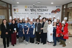 Les équipes en lice au 15e Concours de cuisine multiculturelle de Yongsan. Photo : thanhnien.vn