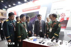 Le général de brigade Nguyên Ba Luc (à droite), chef d'état-major adjoint de l'Armée populaire du Vietnam, visite le stand de Viettel Manufacturing salon Défence & Sécurité 2025 en Thaïlande. Photo : VNA