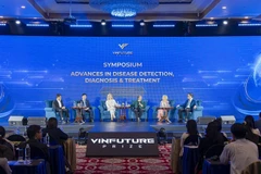 Présence des experts au symposium international sur le thème «Progrès en matière de dépistage, de diagnostic et de traitement des maladies », à Hanoi, le 3 novembre. Photo : VNA