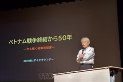 Le photojournaliste japonais Nakamura Goro présente les conséquences de l’agent orange/dioxine au Vietnam. Photo : VNA