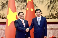 Le Premier ministre Pham Minh Chinh (à gauche) et le président du Comité national de la Conférence consultative politique du peuple chinois, Wang Huning, à Tianjin, le 1er septembre. Photo : VNA