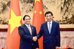 Le Premier ministre Pham Minh Chinh (à gauche) et le président du Comité national de la Conférence consultative politique du peuple chinois, Wang Huning, à Tianjin, le 1er septembre. Photo : VNA