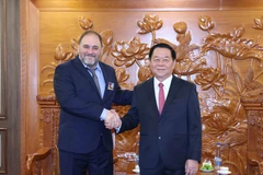 Le président de la Commission de la sensibilisation, de l'éducation et de la mobilisation des masses du Comité central du PCV, Nguyên Trong Nghia (à droite) et le membre du Politburo, secrétaire central chargé de l'organisation et de la politique du personnel du Parti communiste d'Uruguay (PCU), Guillermo Rehermann Armesto. Photo : VNA