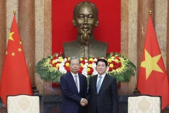 Le président Luong Cuong (à droite) serre la main du président de l’Assemblée populaire nationale de Chine, Zhao Leji, à Hanoi, le 1er septembre. Photo : VNA