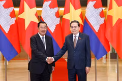 Le président de l’Assemblée nationale du Vietnam, Trân Thanh Mân (à droite) serre la main du président du Parti du peuple cambodgien (PPC) et président du Sénat du Cambodge, Hun Sen, à Hanoi, le 1er septembre. Photo : VNA