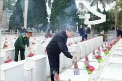 Le secrétaire général Tô Lâm rend hommage aux héros morts pour la Patrie, au cimetière national des martyrs de Vi Xuyên, à Hà Giang, le 5 février. Photo: VNA